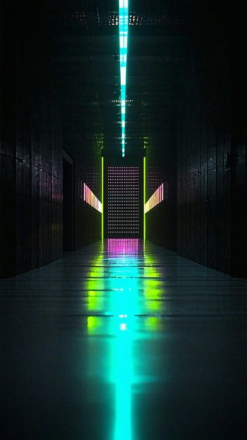 네온 조명의 어두운 복도